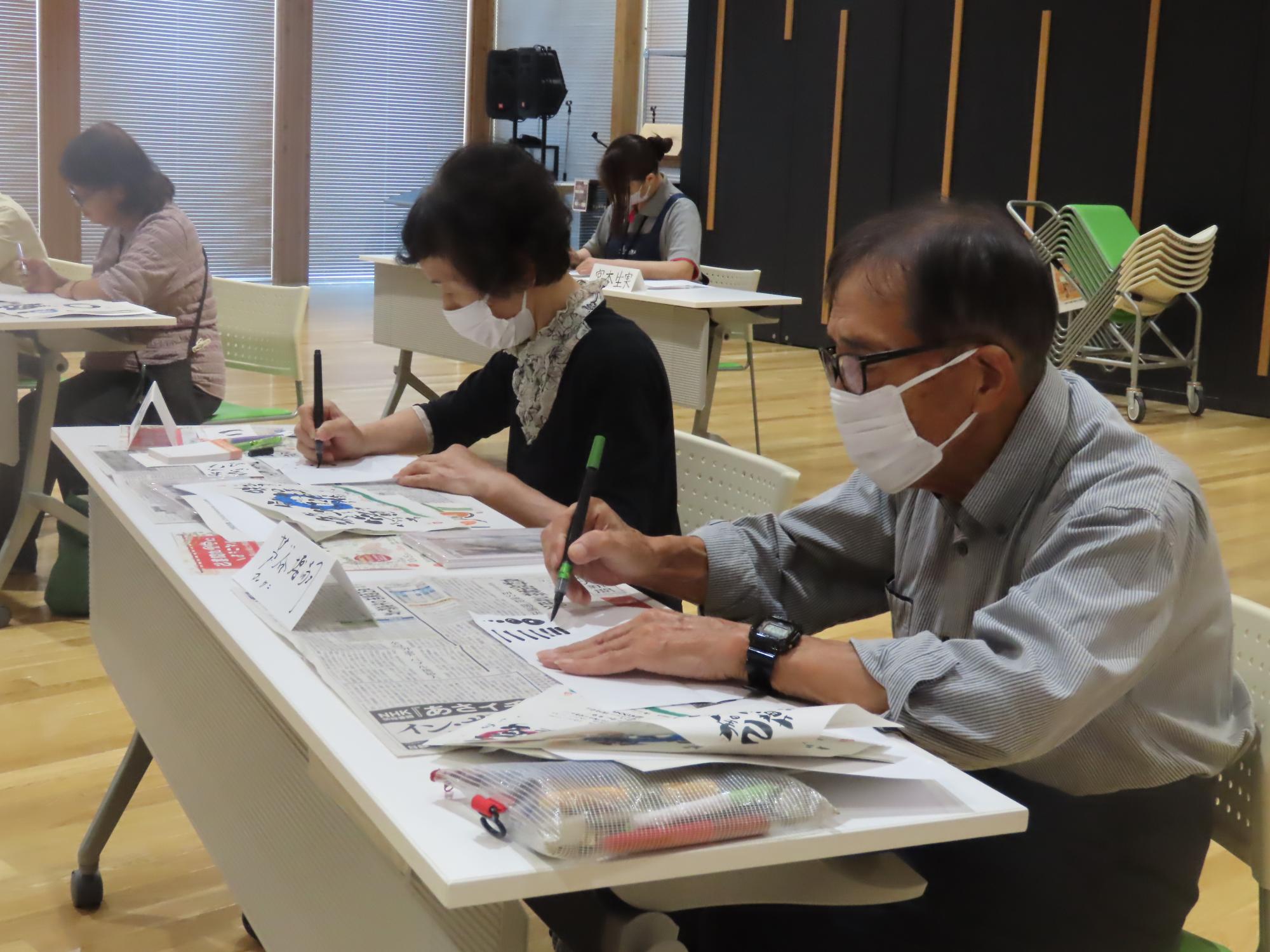 静かに筆を運ぶ学園生