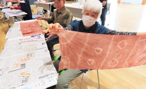 草木染体験をする学園生の写真