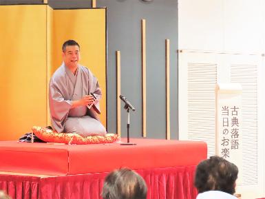 落語を披露する鶴瓶鉄瓶さん