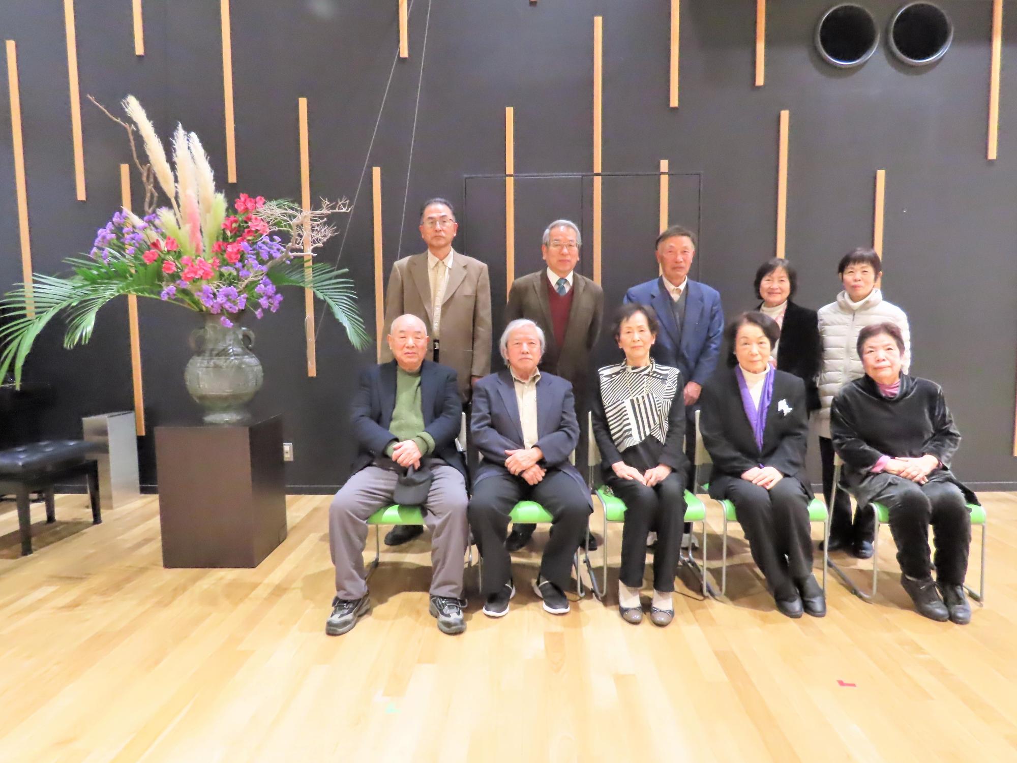 令和7年度卒業生・学寿賞受賞者らが並んでいる写真