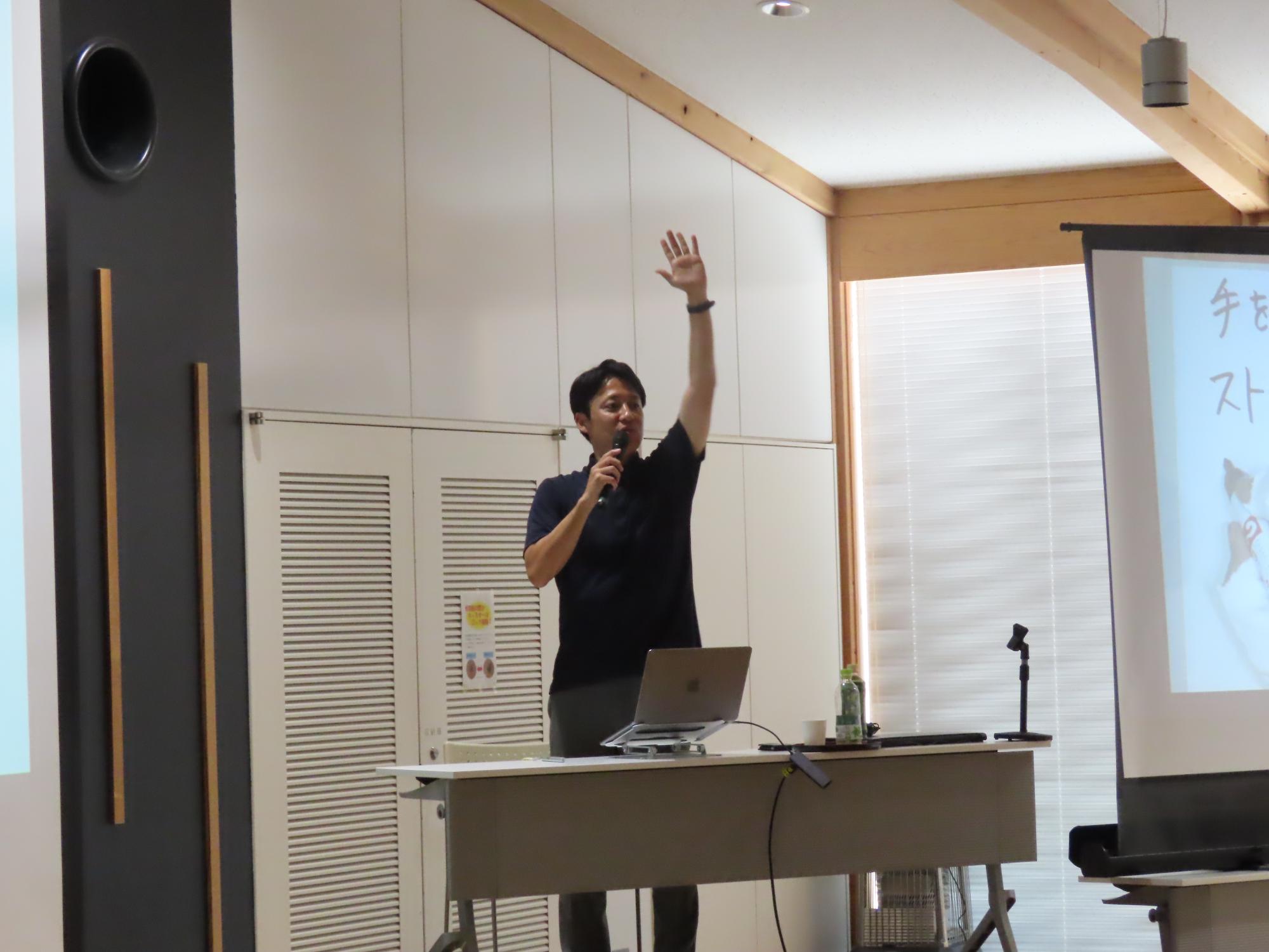 受講生にアンケートをとる講師の神名克征さん