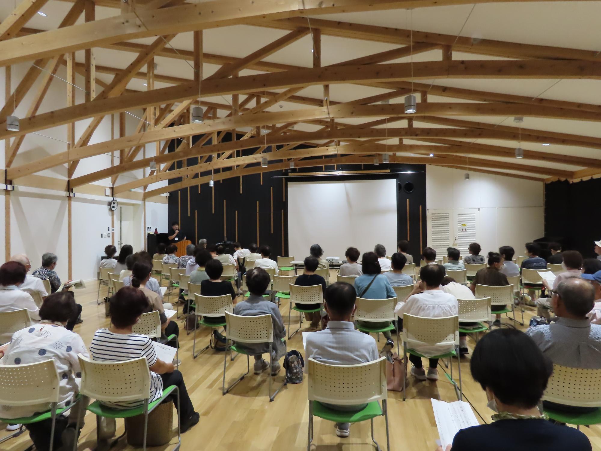 映画上映会を心待ちにする学園生