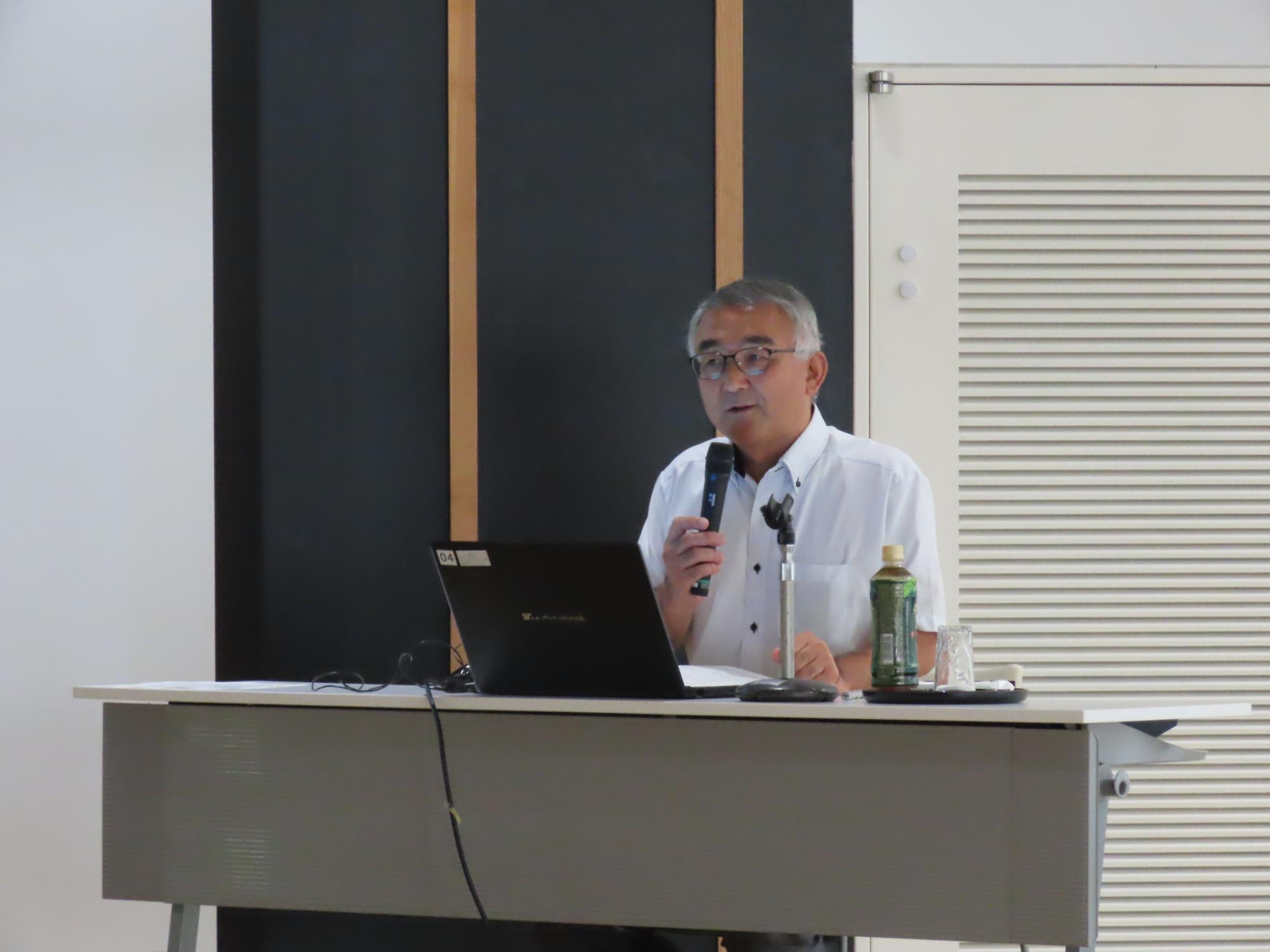 講師の岸本道昭さん