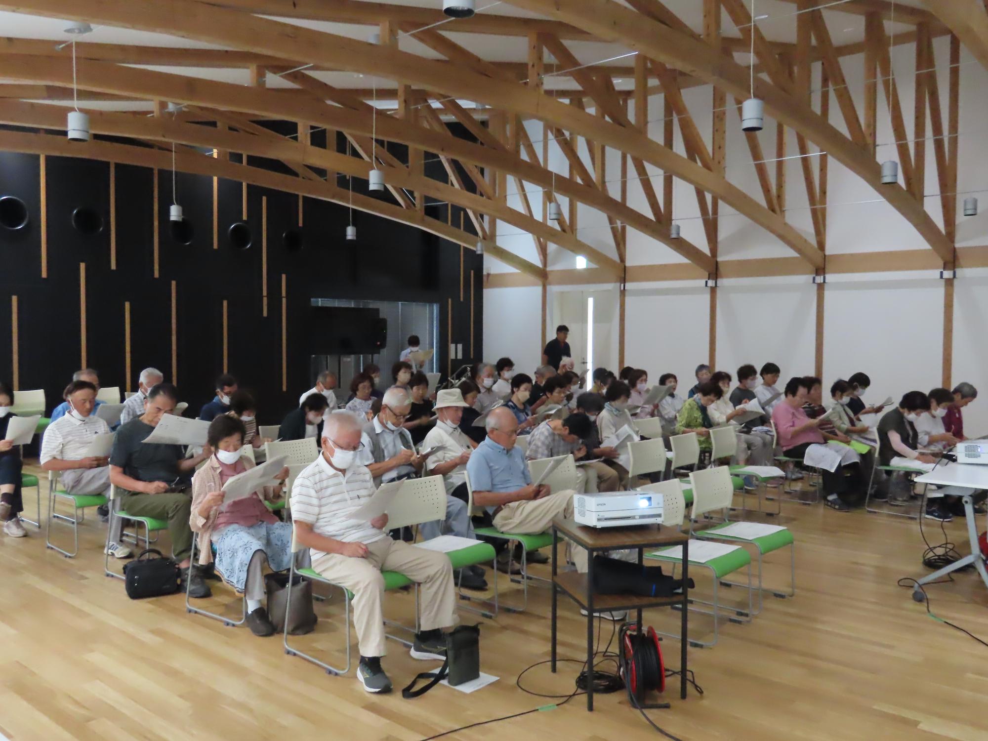 資料を見ながら講演を聞くいわみ学園生