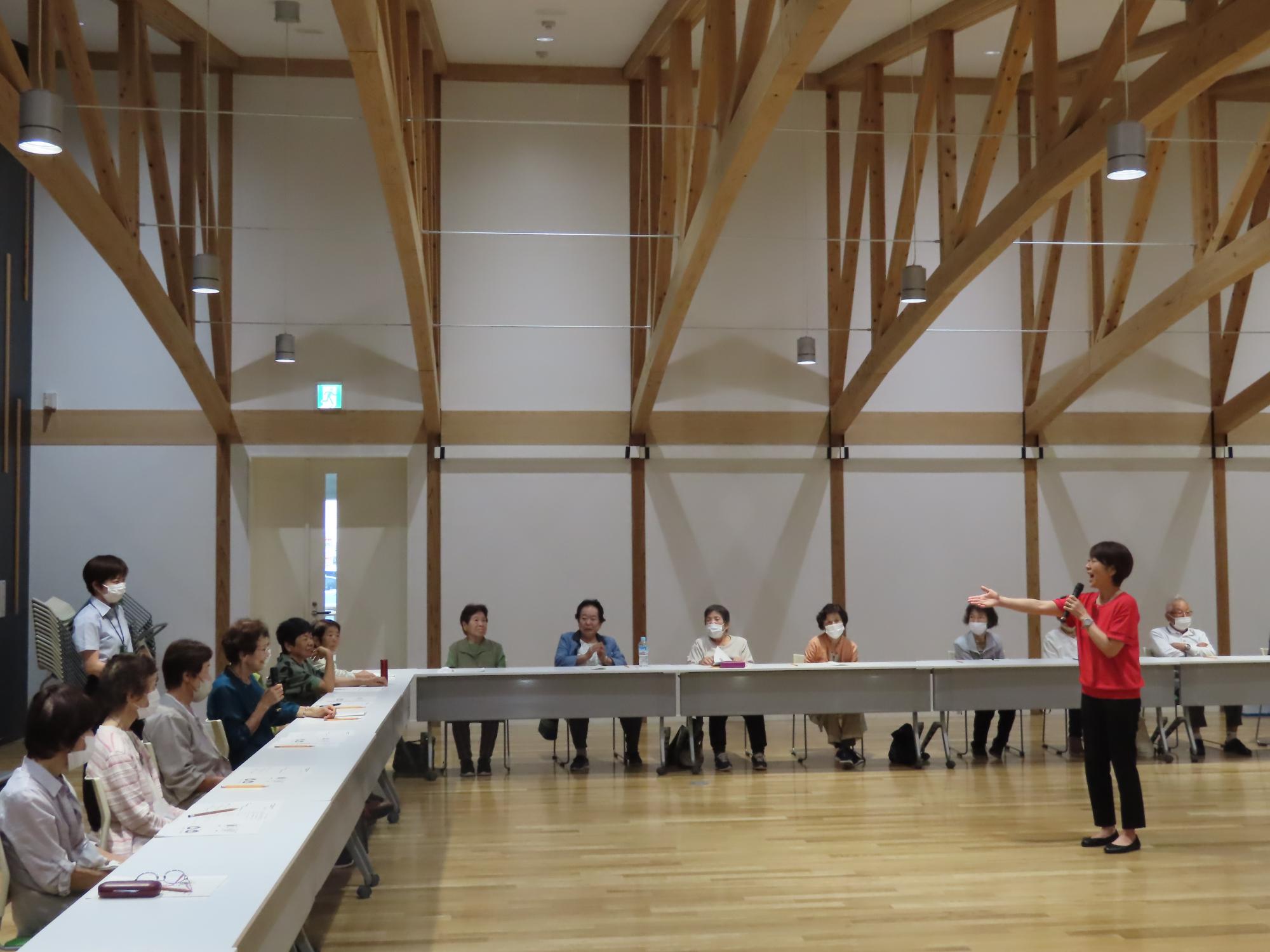 いわみ学園生に質問される講師の岡本陽子さん