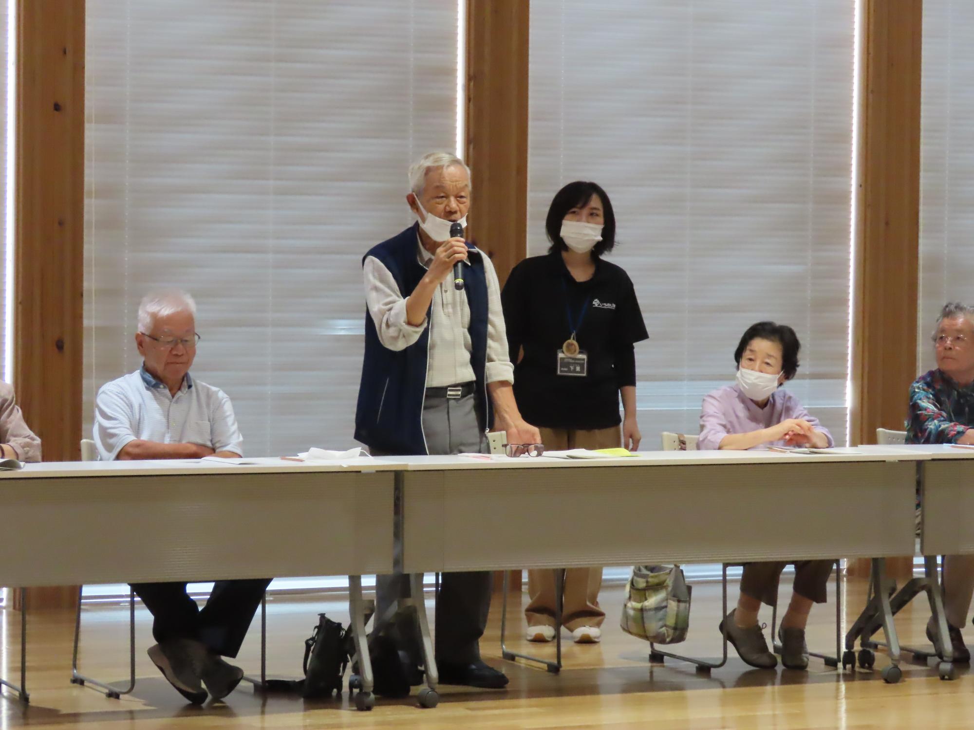 立って自己紹介をするいわみ学園生
