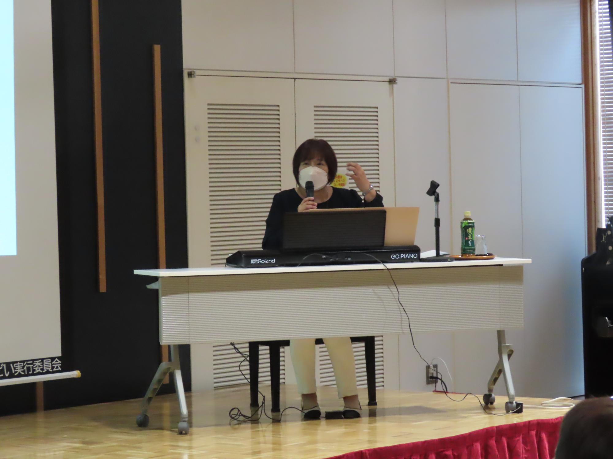 曲のエピソードをお話しされる日下由美子さん