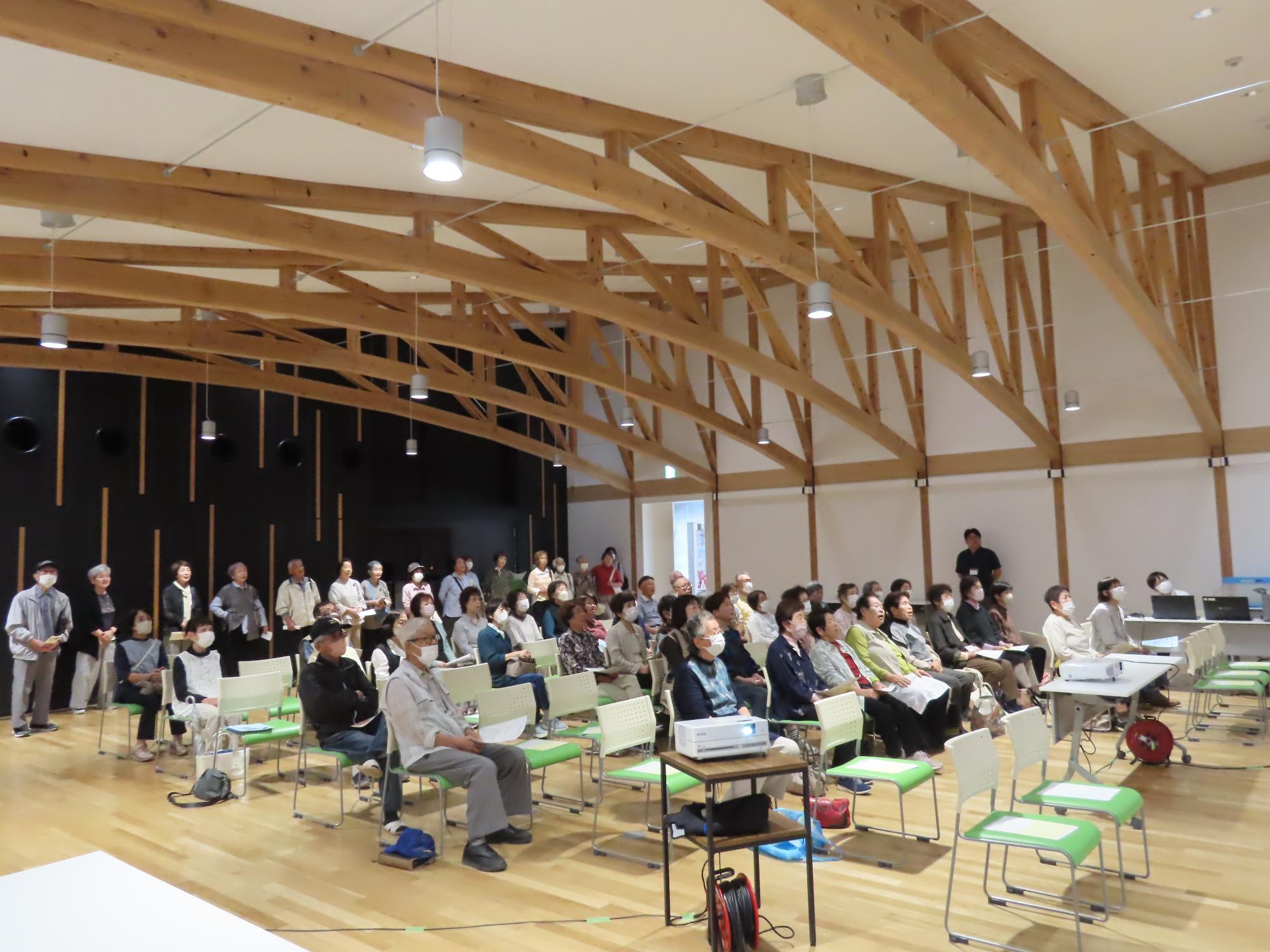 しきぐさ学園の皆さんと歌唱される様子