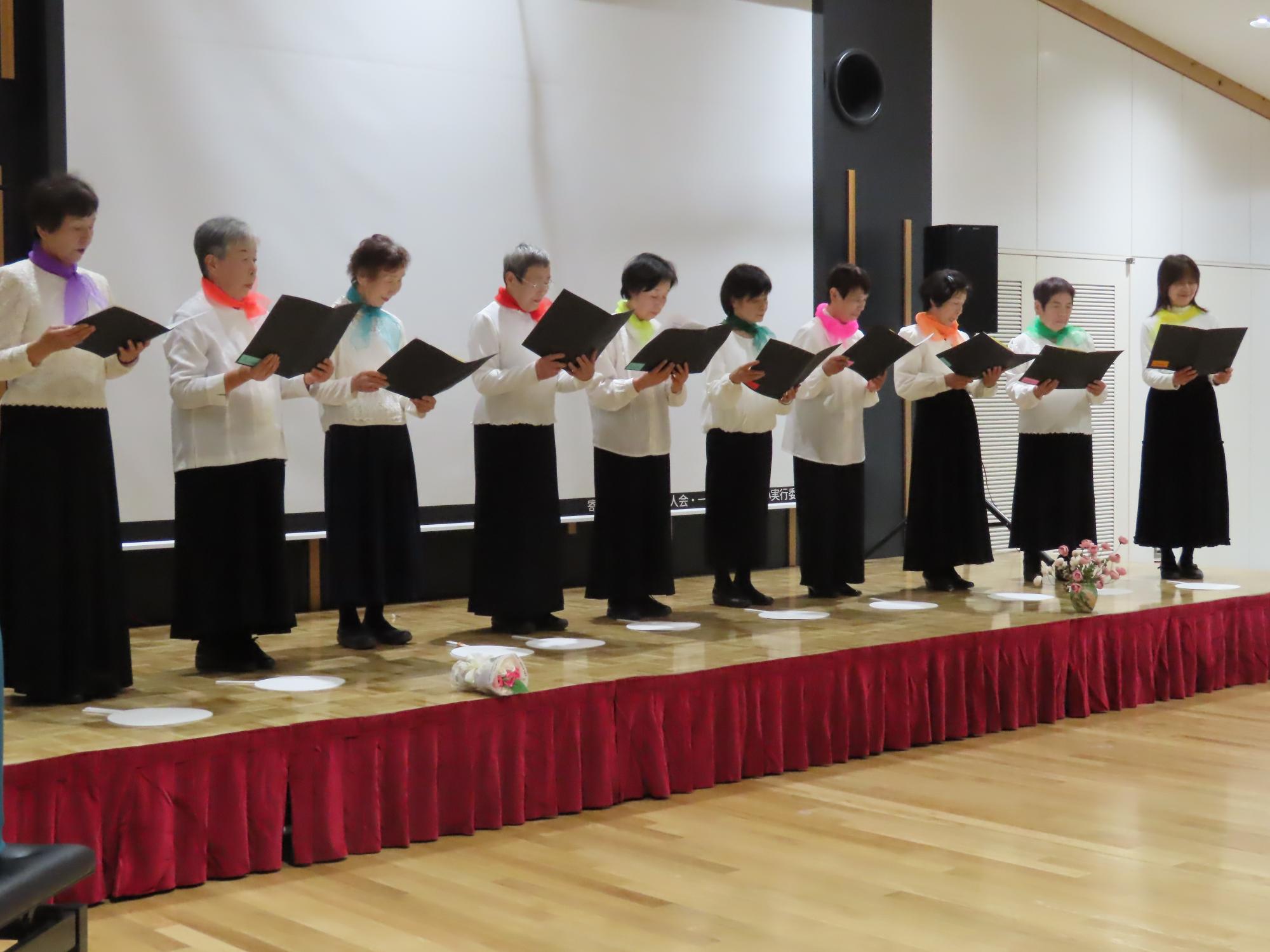 コーラスクラブによるステージ発表の様子