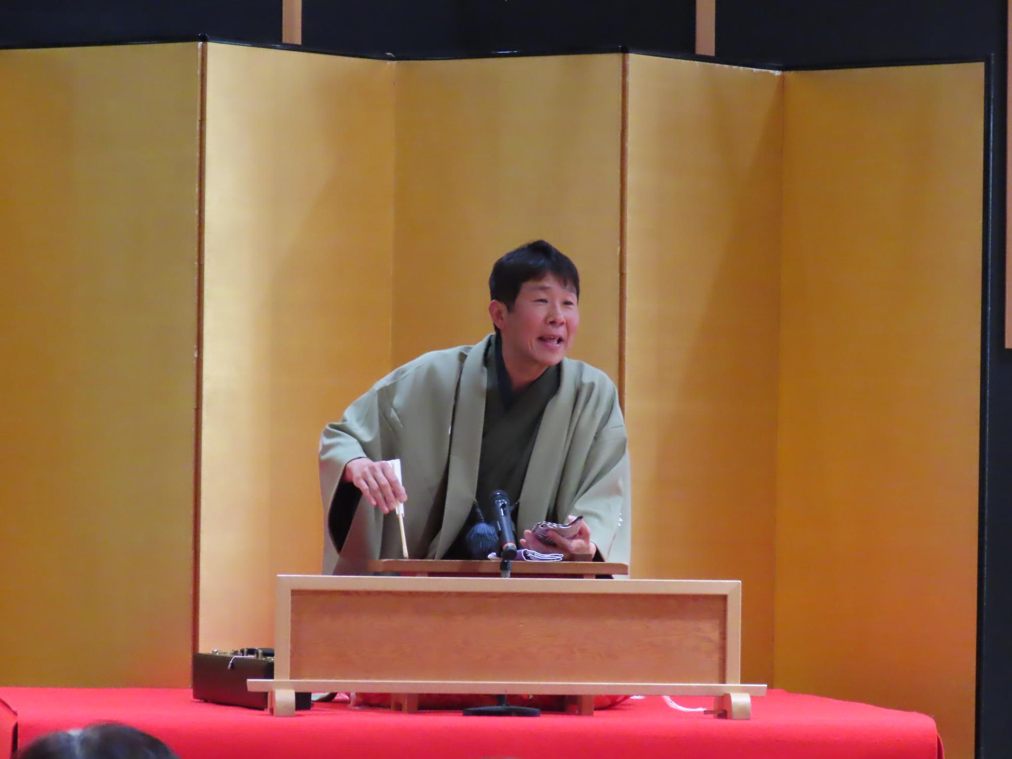 落語を披露される笑福亭喬若さん