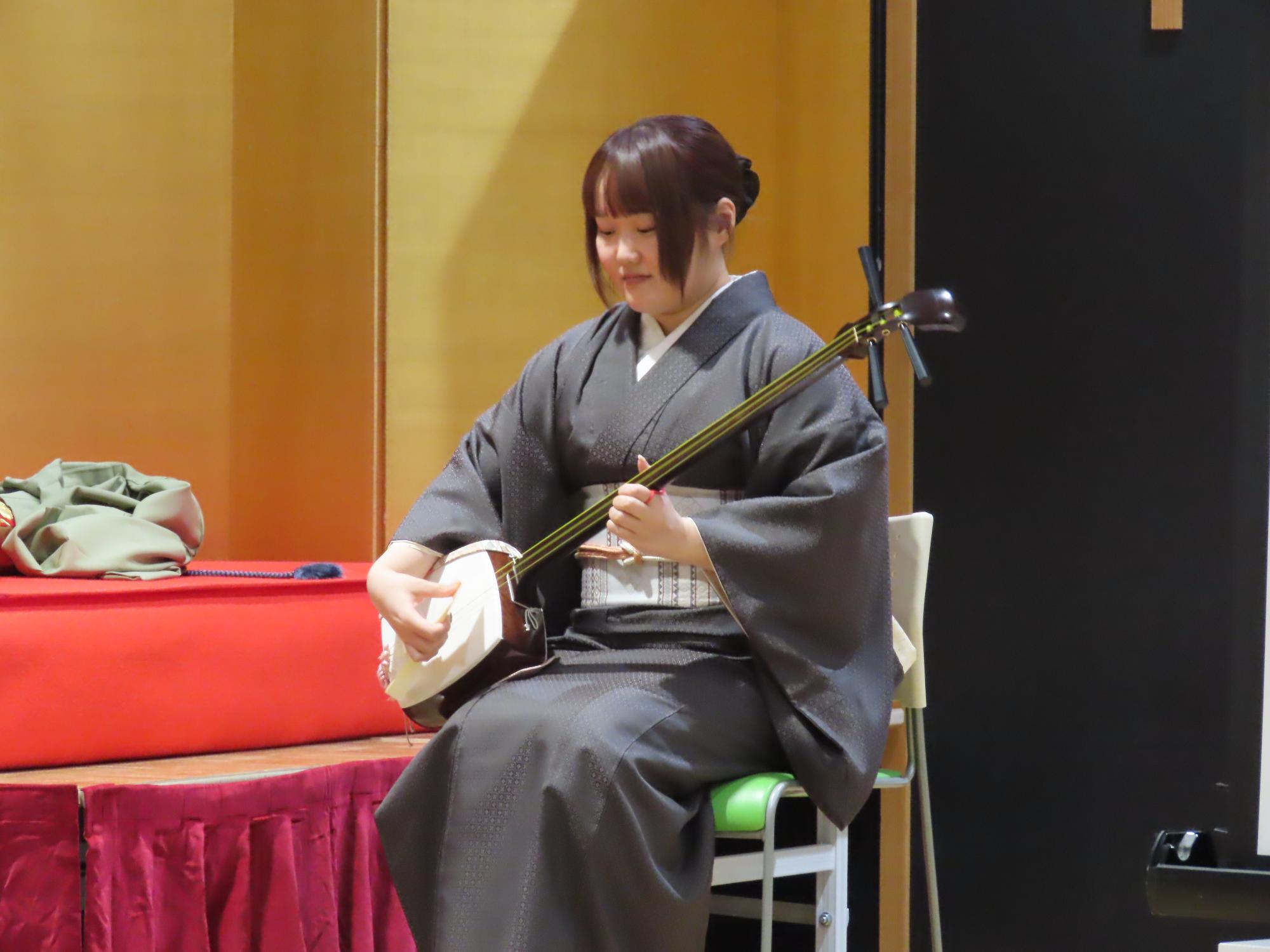 三味線を披露される岡野鏡さん