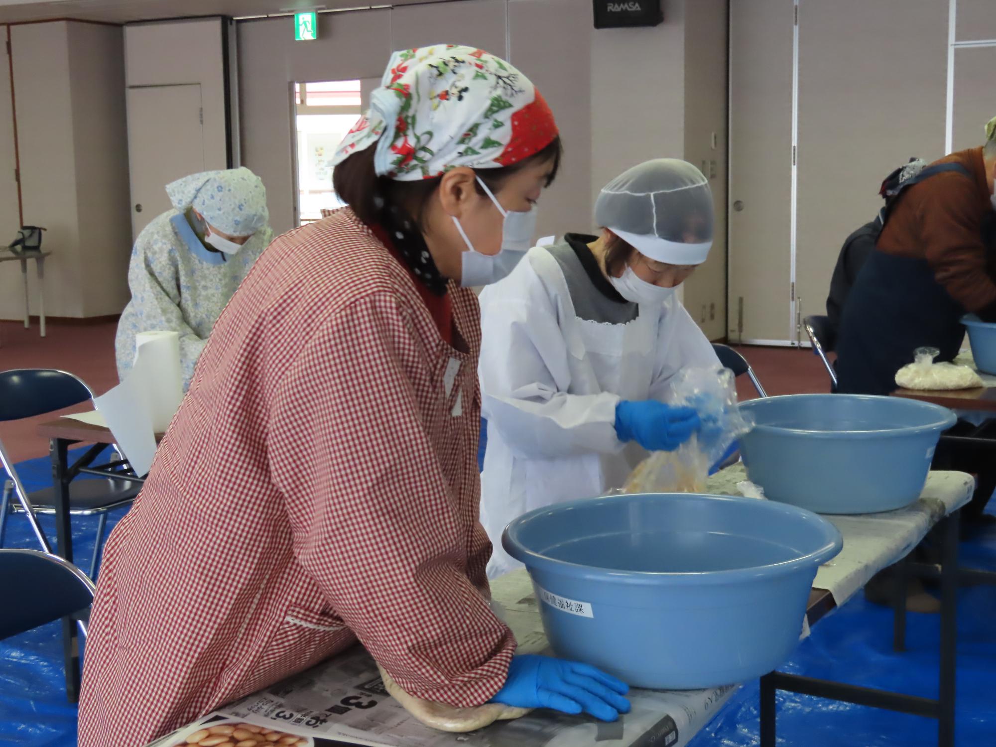 大豆をつぶす様子