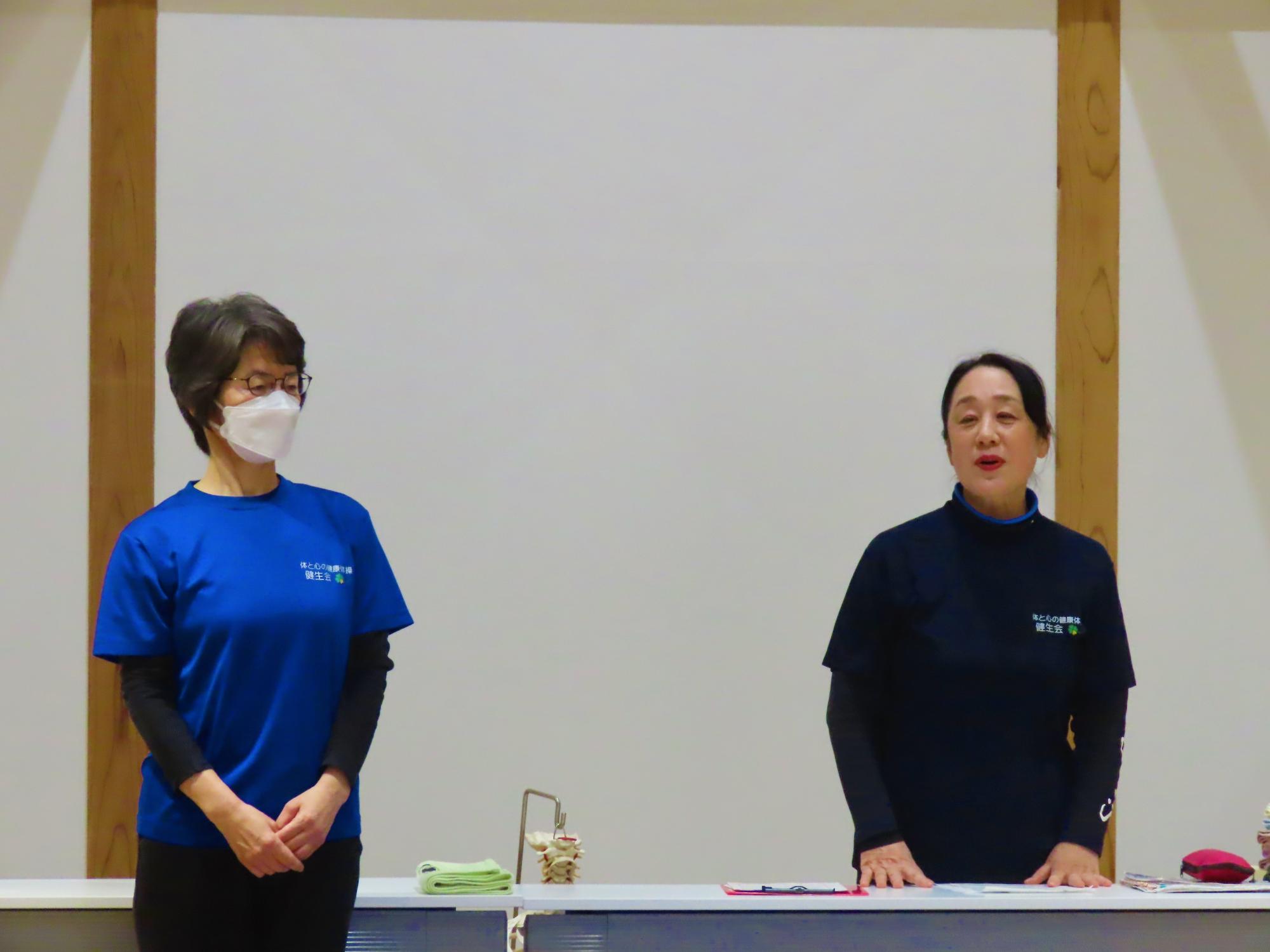 講師の西岡卓子さん（右）と長谷川元子さん（左）