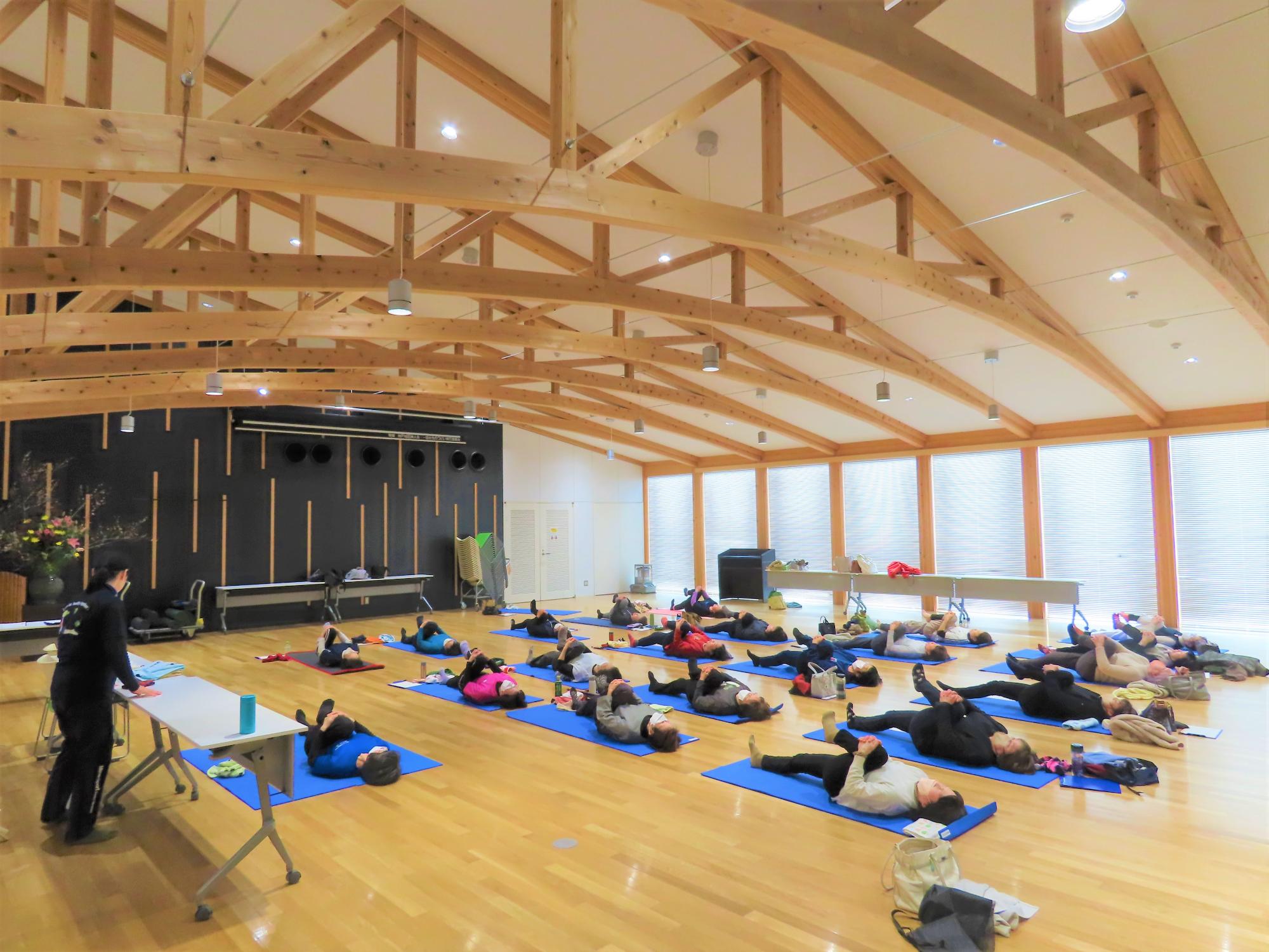 下半身をほぐす体操の様子