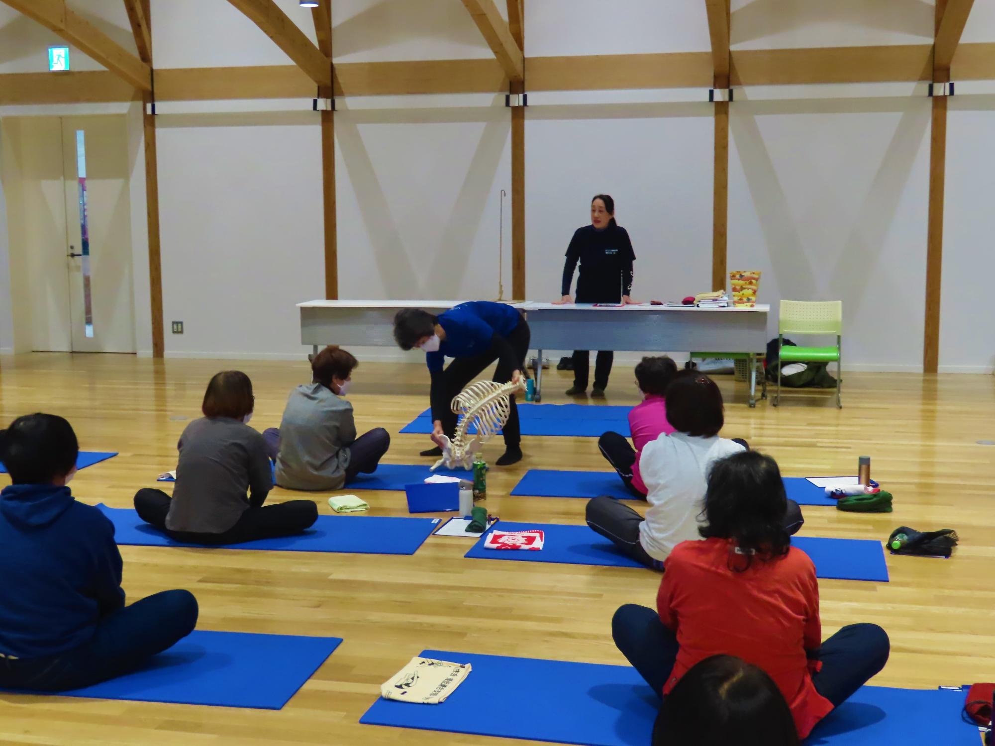 骨格標本を用いて説明する様子