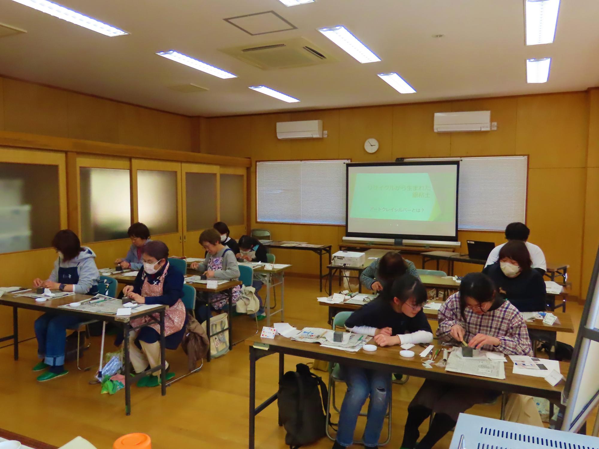 みんな熱心に粘土を成型します