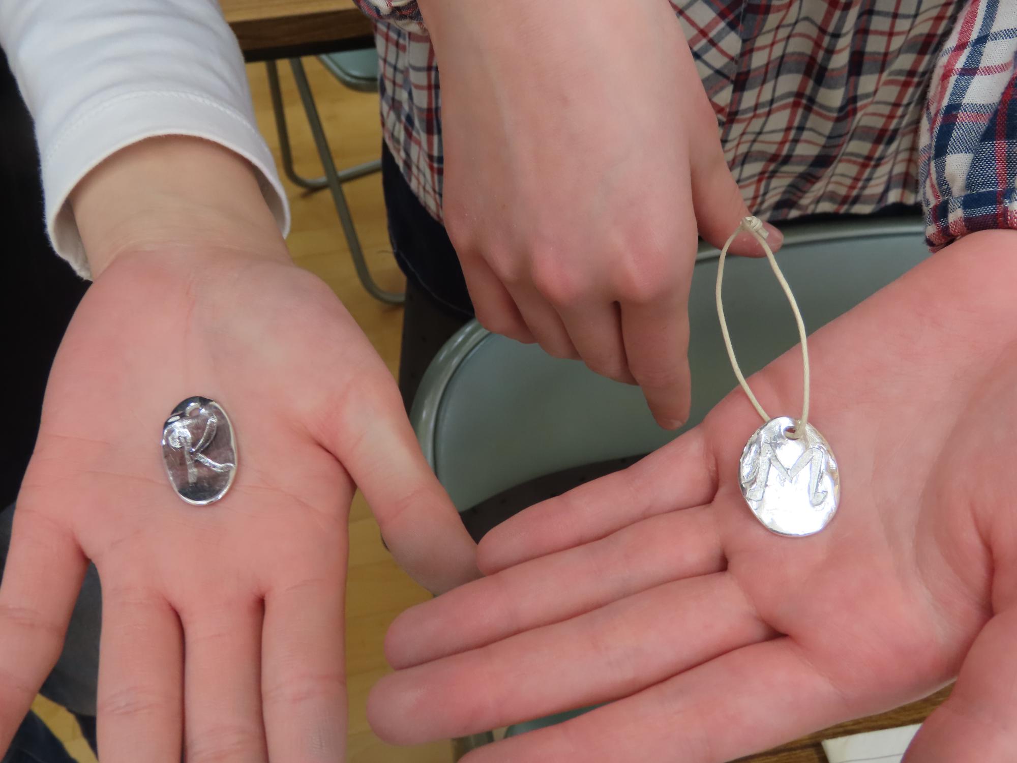 銀粘土でできたイニシャルペンダント