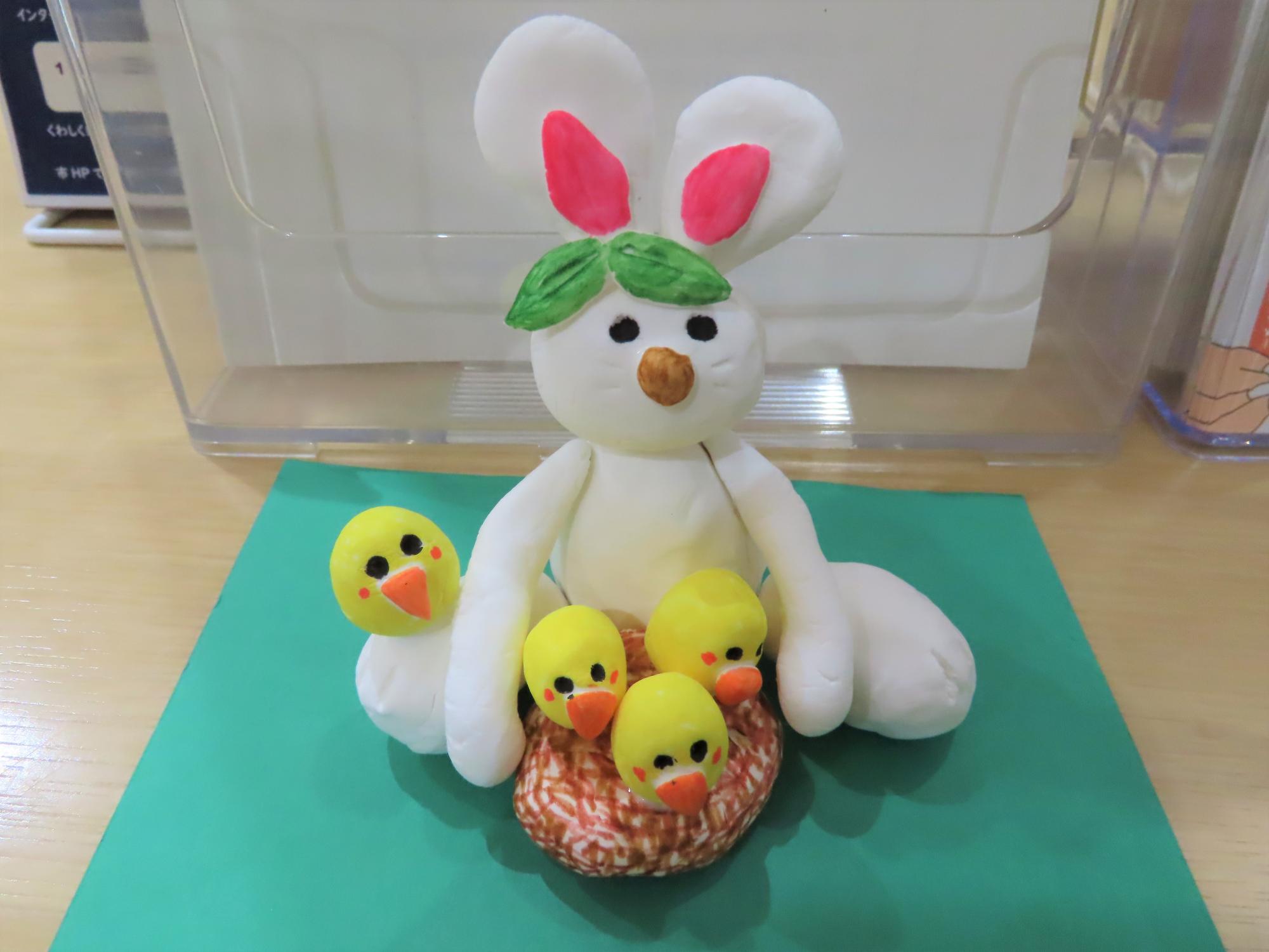 図書室カウンターで来室者を出迎えるウサギ