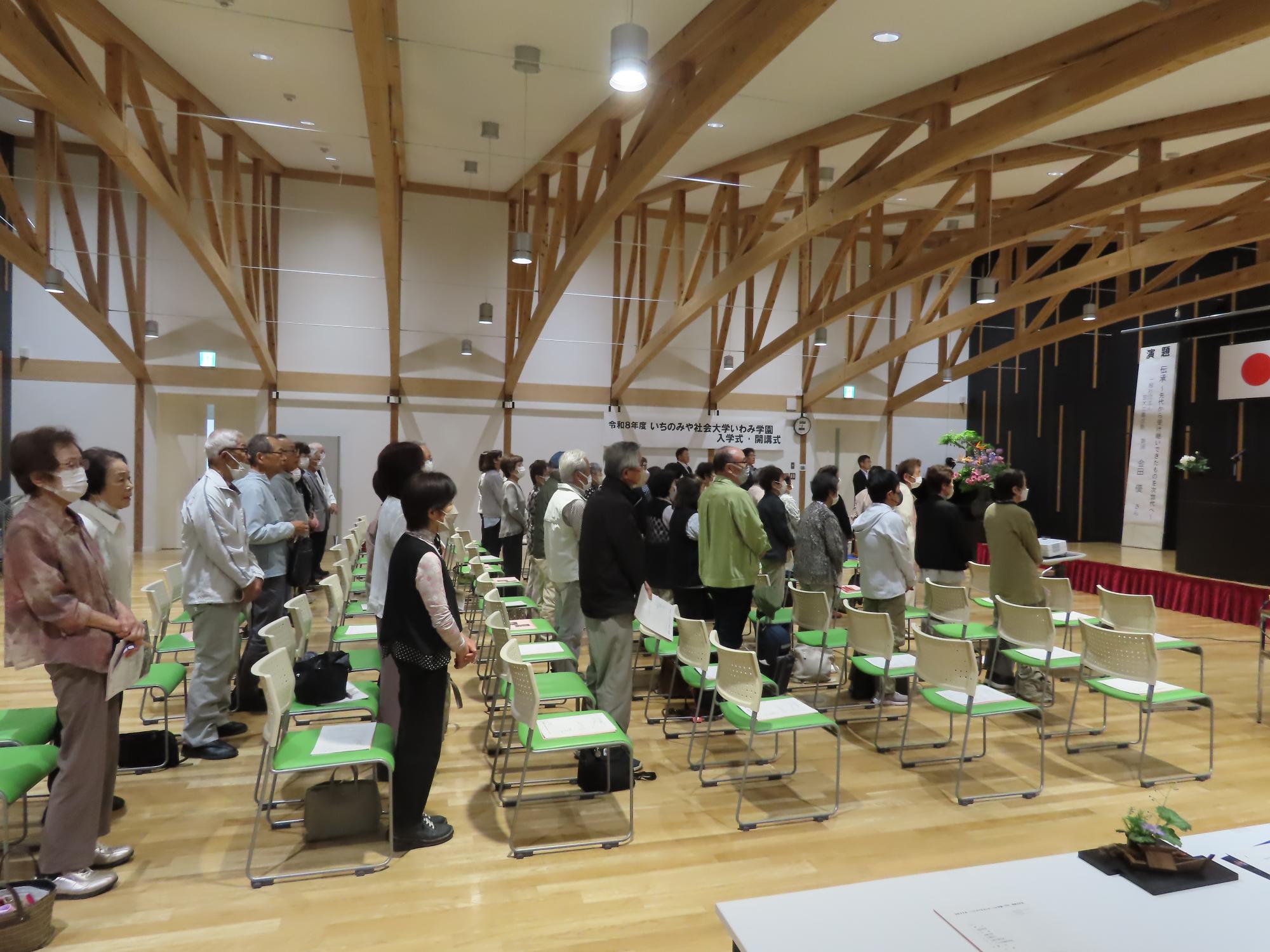 記念講演を受けている学園生の様子