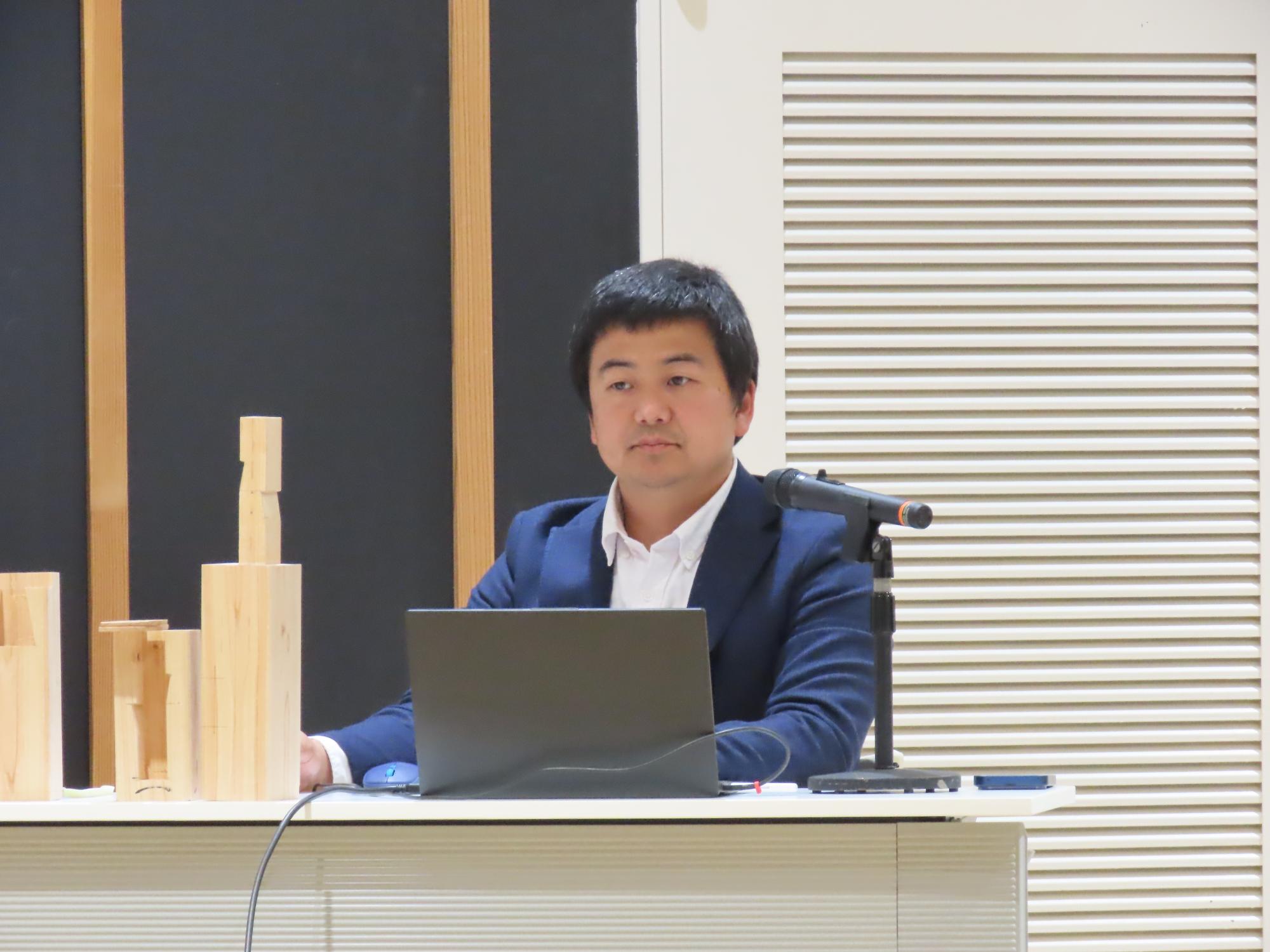 記念講演の講師金田優さん