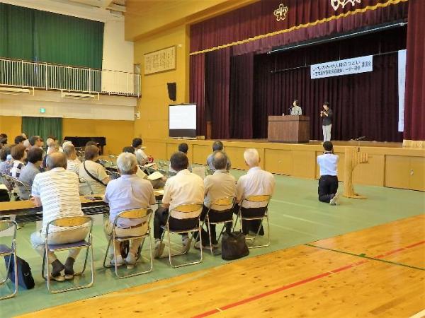 浜田敬子さんと講演を受講している受講者の写真