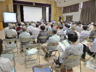 交通安全教室を受講している受講者らの写真