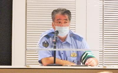 宍粟市内での交通事故の現状について説明されている村上正治さんの写真