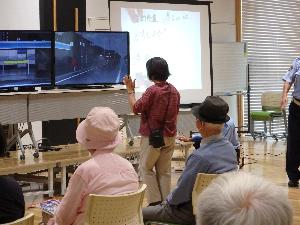 交通安全危険予測シミュレータを体験する学園生の様子