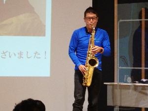 サックスを演奏する講師の横尾将臣さん