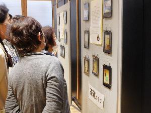 展示を鑑賞する学園生の様子