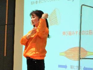 講師の中川由美さんが講師らにヨガを教えている写真