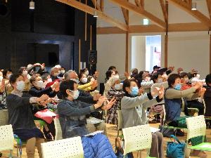 中川さんの指導に従ってハンドヨガをする学園生らの写真