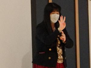 講師の松尾やよいさんが学園生らに講義をしている写真