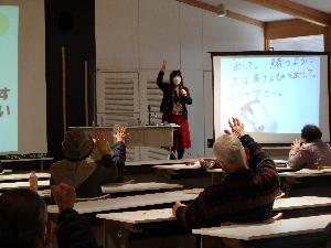 講師の松尾さんと受講生らが手を上げて意見交換をしている写真