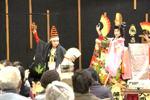 ステージ上の播州歌舞伎に見入る学園生らの写真