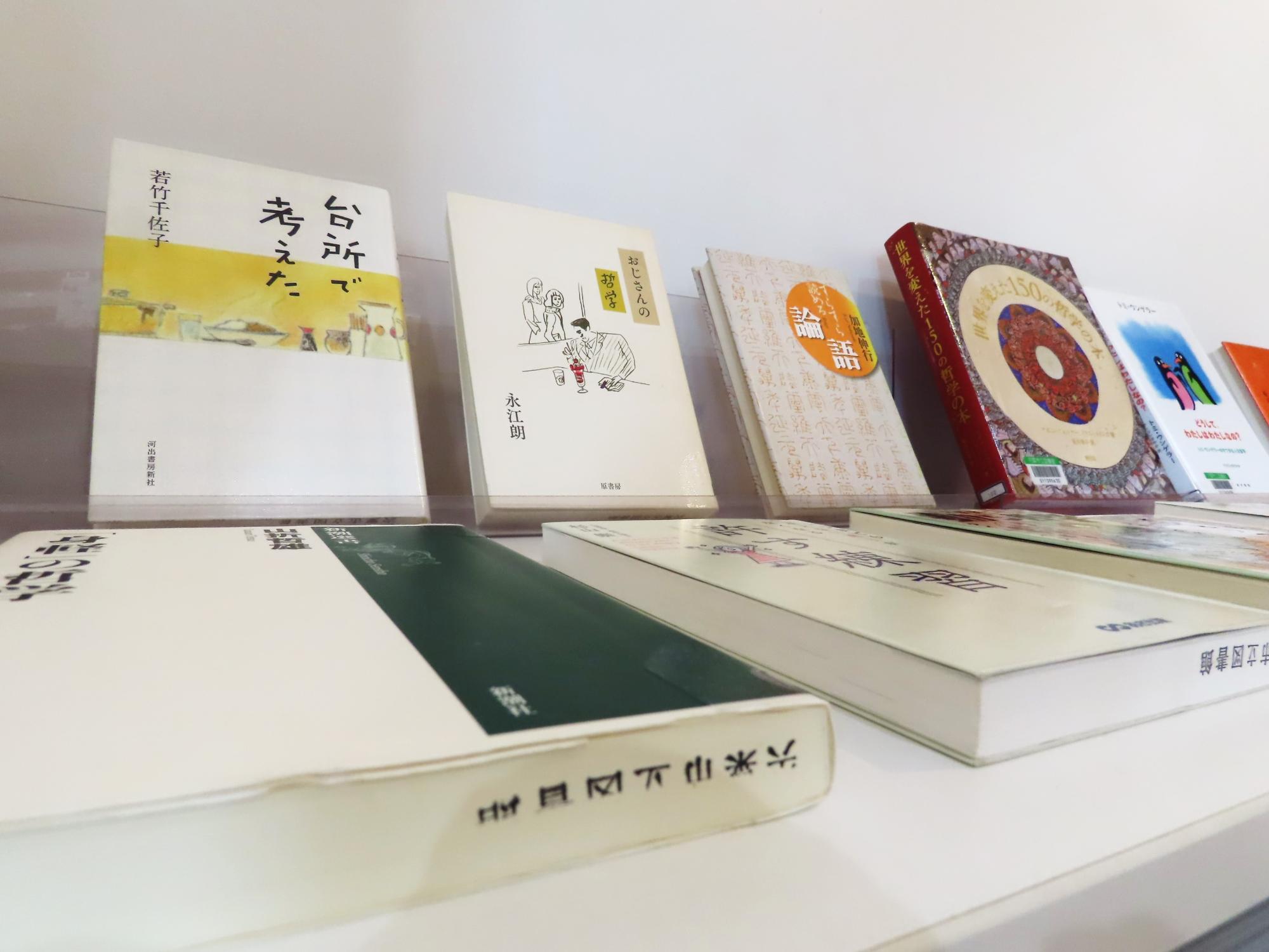 哲学の本を集めて展示している写真