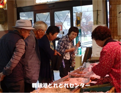 とれとれセンターでおみやげを吟味する受講生らの写真