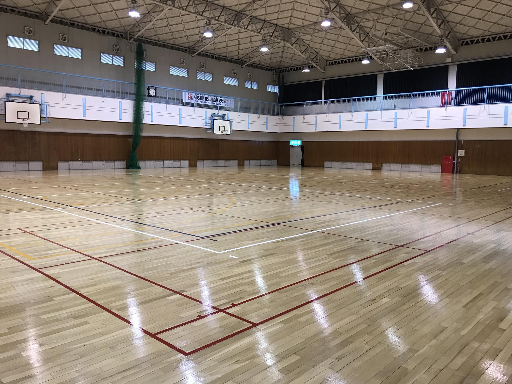 山崎スポーツセンターの体育館内のアリーナの写真
