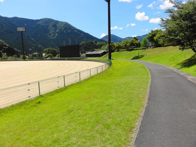 波賀総合スポーツ公園外野芝生席の写真