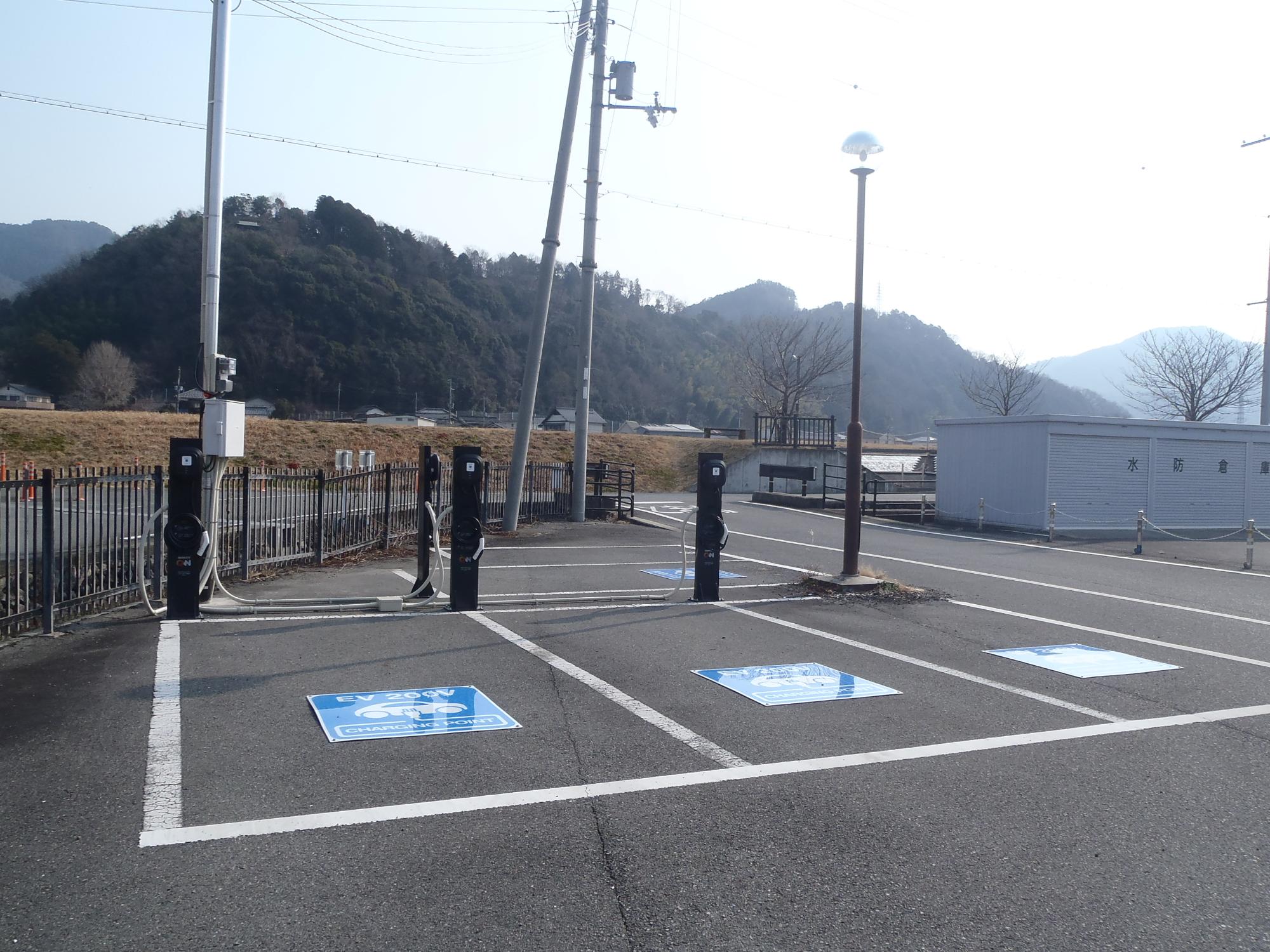 宍粟市役所北庁舎に設置された普通充電器の写真