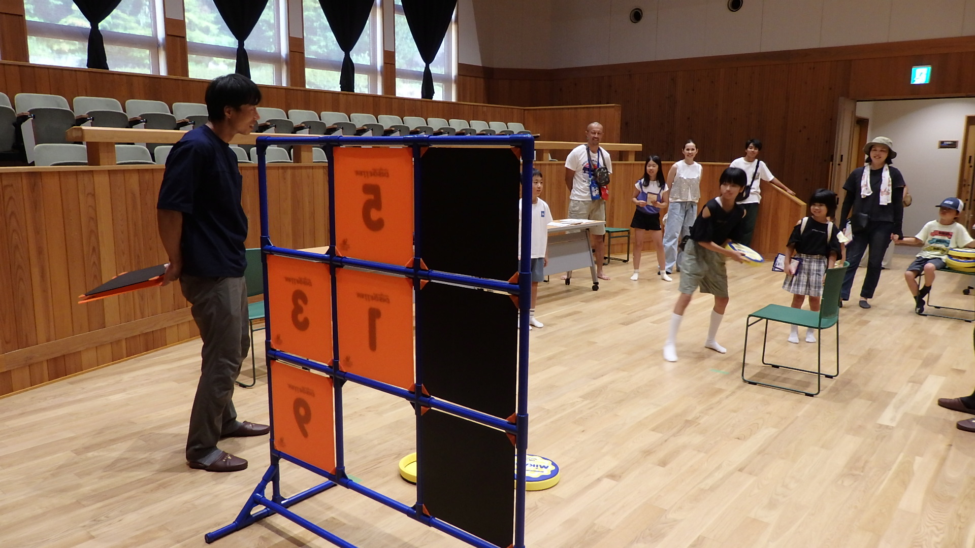 ドッチビーで遊ぶ子ども