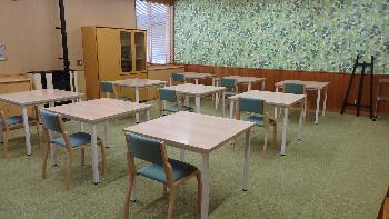 一人用の机と椅子が並んだ学習室の写真