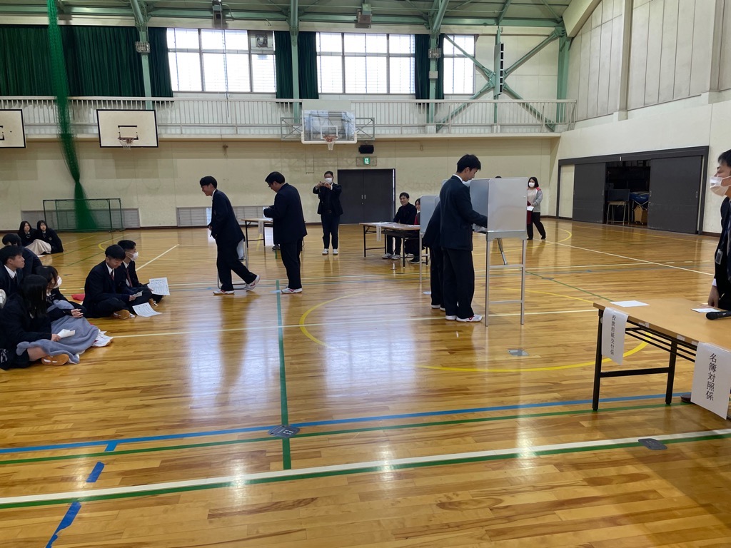 山崎高等学校の生徒が選挙投票の模擬体験をしている画像