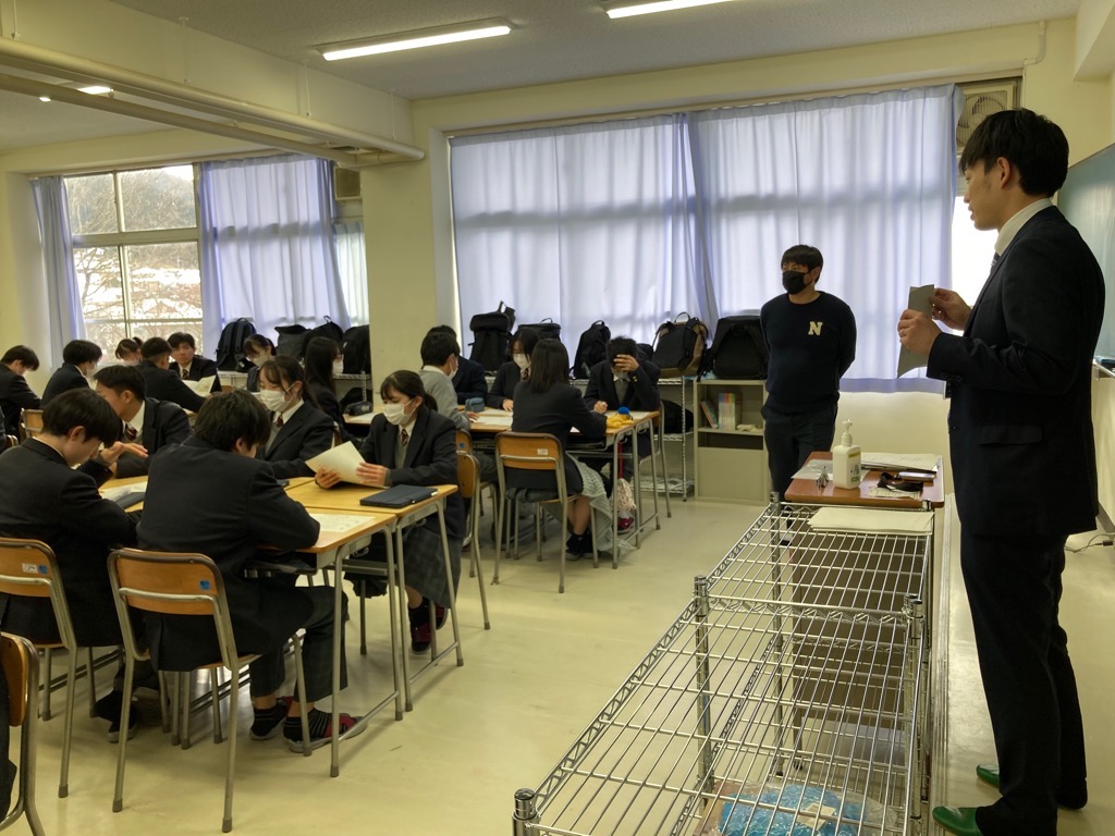 県立千種高等学校の生徒32人が教室で選挙の出前授業を受けている写真