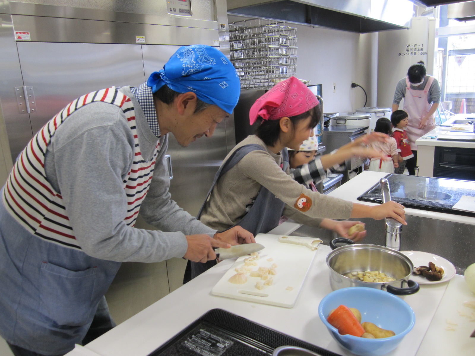 親子料理教室でお父さんと娘さんが仲良く料理をしている写真