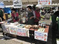 消費者協会がくにみまつりに出店し廃油せっけんなどを会員らが販売している写真