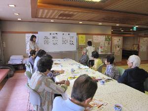 消費生活センター出前講座で講師が高齢者らに話をしている写真