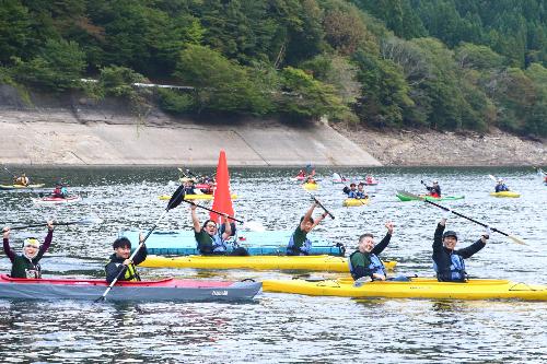 昨年度参加者が音水湖でカヌーをする様子