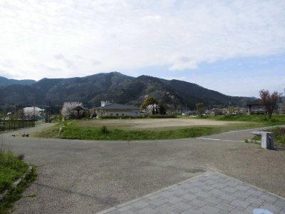 後方に山の見える、城の子公園の大きな広場の写真