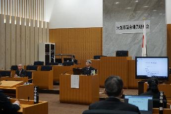令和5年度議会議員研修会で講師が話している写真